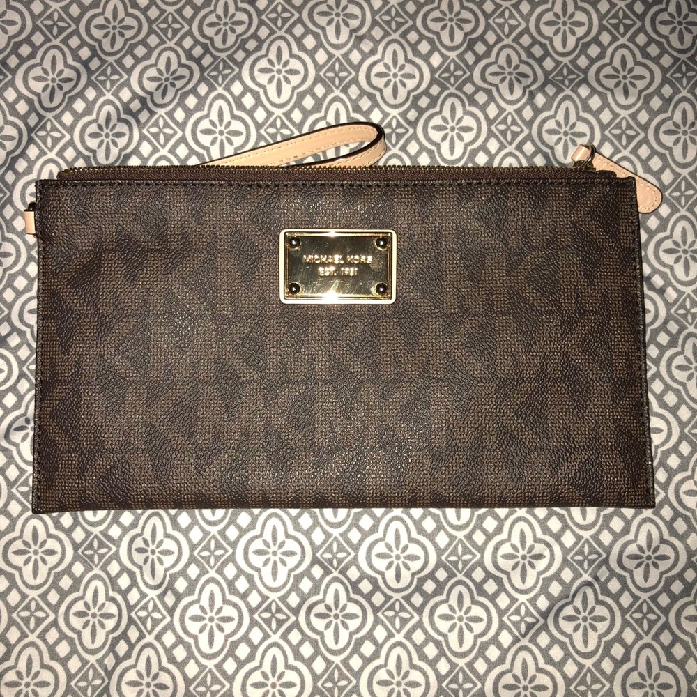 ✨Michael Kors Brown MK Wristlet✨